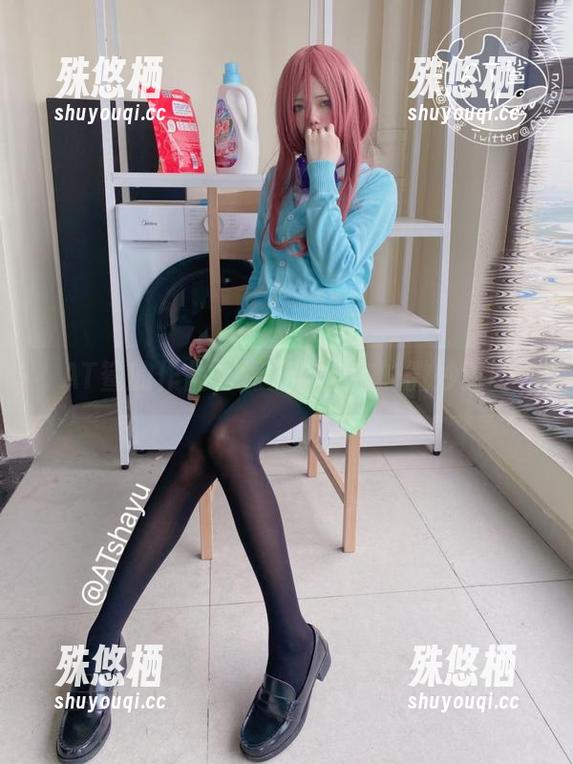 AT鲨的作品，裸足与自在的微妙对比