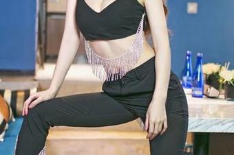 Feilin嗲囡囡 - 好吧,我承认,流连于王婉悠Queen的办公室私拍美图,好像工作压力都没了。