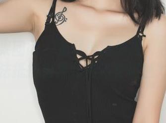 GIRLT果团网 – 免费美图举报：熊猫眼也无法抵挡松果儿的连衣裙魅力。