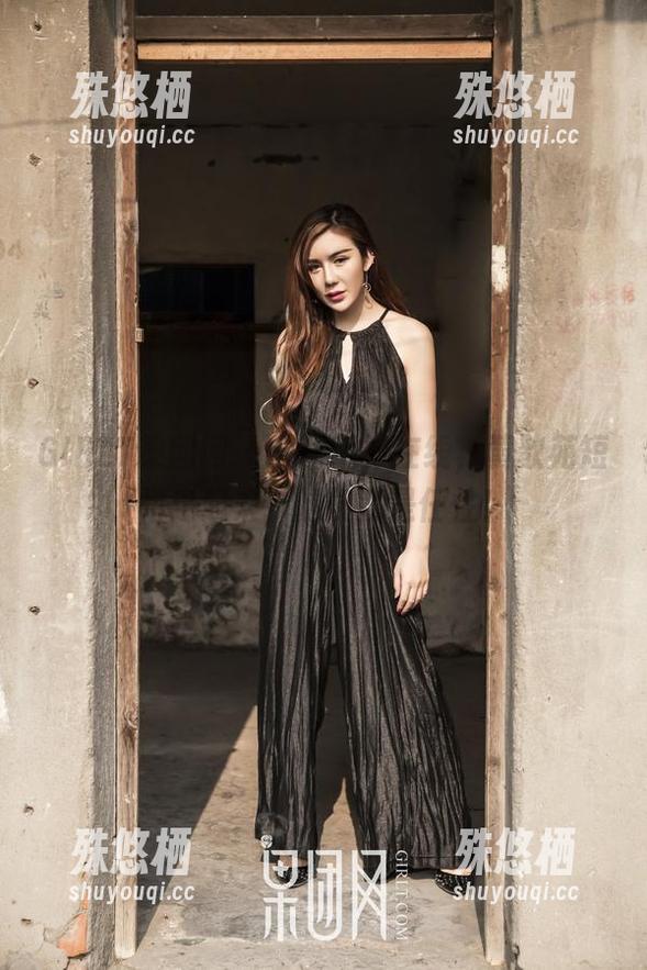 GIRLT果团网-黄歆苑 GIRLT果团网 - 原图不如在线,黄歆苑短裙走起来,腿长就是任性!