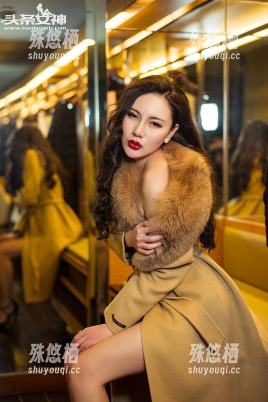 TouTiao头条女神-阿依努尔瓦娅 TouTiao头条女神 - 最新图包:修女?更像是一个超现实角色,阿依努尔瓦娅你玩儿的可真不少。