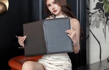 XINGYAN星颜社 – 图集必看！何晨曦在泳池旁，阳光照得人眼花缭乱。