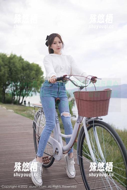 Xiuren秀人网-四月月 Xiuren秀人网 - 原图里的四月月与甜心如影随形,竟让我也想当个“甜囡”的资源分享者。