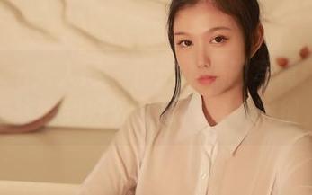Xiuren秀人网 – 精选小热巴写真：教室光线恰到好处，那侧脸牛得很。