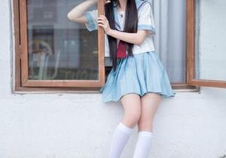 既然课间如此绚丽，rua阮阮的红色校服写真不来个更新？