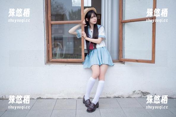 既然课间如此绚丽，rua阮阮的红色校服写真不来个更新？