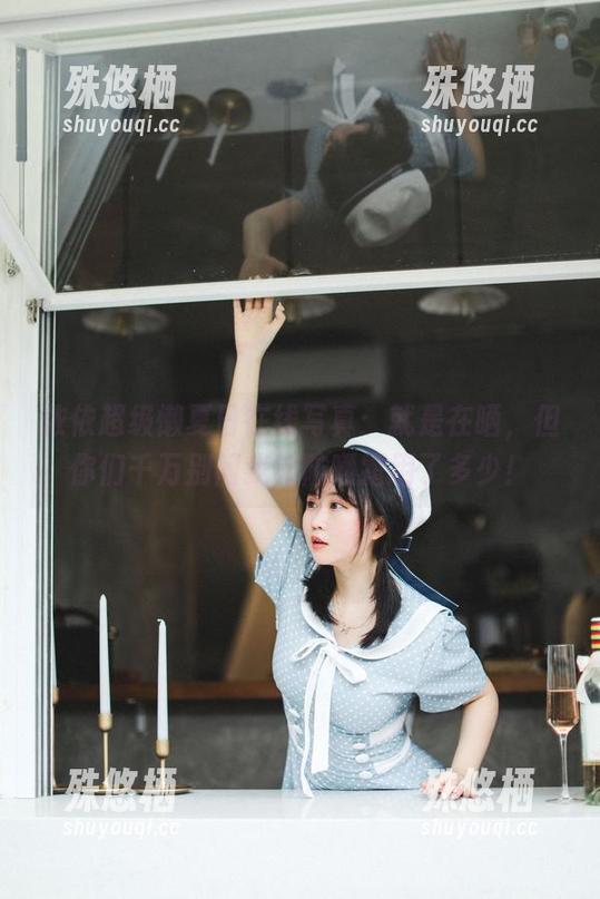 依依超级懒夏日在线写真：就是在晒，但你们千万别问我的防晒霜用了多少！