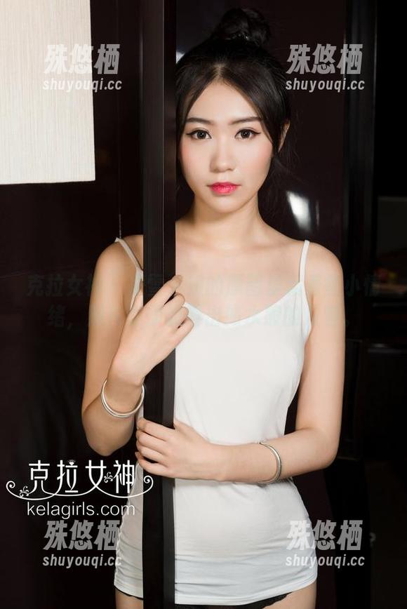 克拉女神-凌雪 克拉女神 - 凌雪学姐的原图里藏着些小情绪,照片里却流露出如水般的从容。