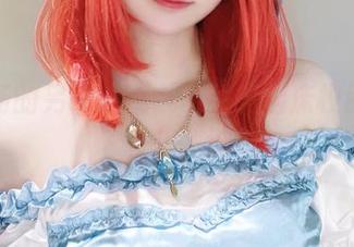 在操场的另一边——千阳快起床校服写真有些戏谑