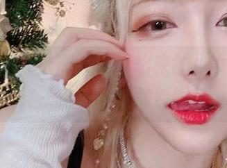 啾小妍就像从图片里走出来的少女，出门前一定有魔法加持吧！