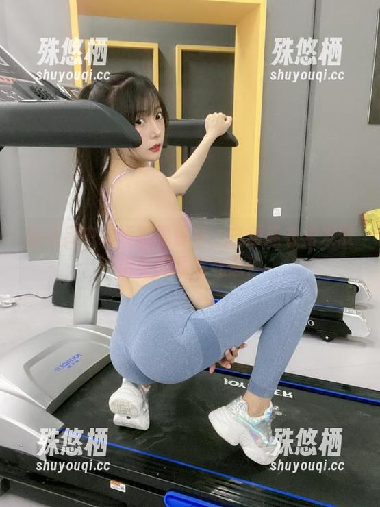看图库中的坏露露香宝，白短连衣裙发散出少许顽皮气息！