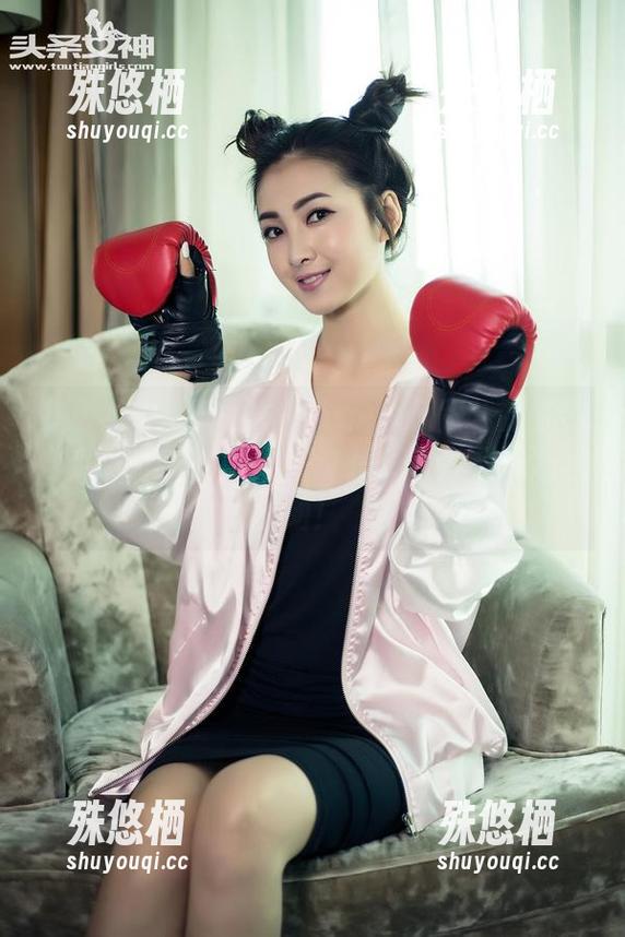 头条女神-张梦艺 头条女神 - 你见过在泳池里翻跟斗的张梦艺吗?她的合集全在这儿,一张比一张生动!