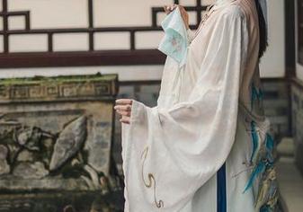 如月灰的运动姿势是那么无畏，最新照片看得我想去锻炼！