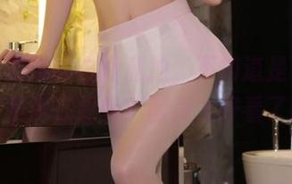 小女巫露娜的白裙私拍，不知道是裙子在飞还是她在旋转？图片太好看了吧！