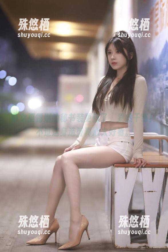 小女巫露娜的秘书装更新了，果然干练！不过这身造型真心太好看。