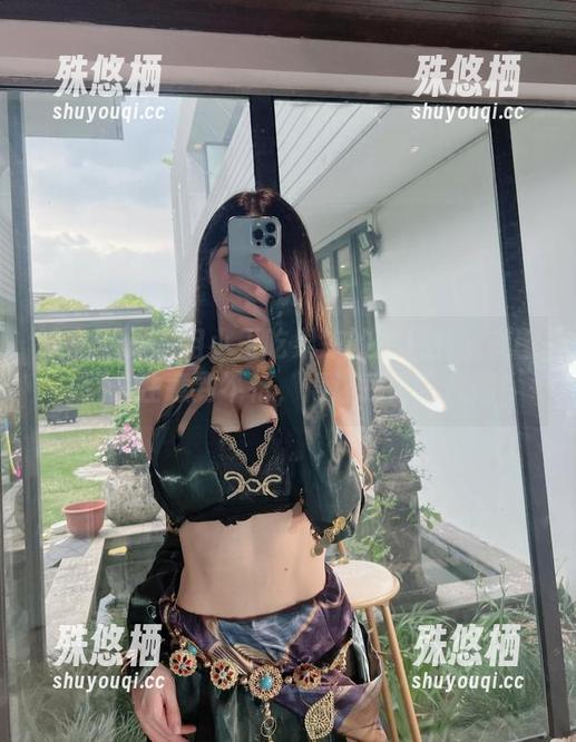 小玉吃果冻 微密圈 - 一组小玉吃果冻的套装私房美图,惹人注意到不行,得让我再瞅几眼!