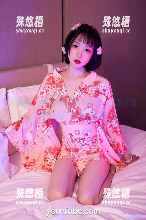 尤蜜荟-合法萝莉 尤蜜荟 - 合法萝莉的灰丝私房,光影交错,带着点儿禁忌的俏皮。