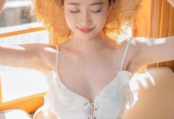 混乱中望向年年Nnian的亮片透明礼服，我的脑海里杂七杂八想起过往的“往事”。