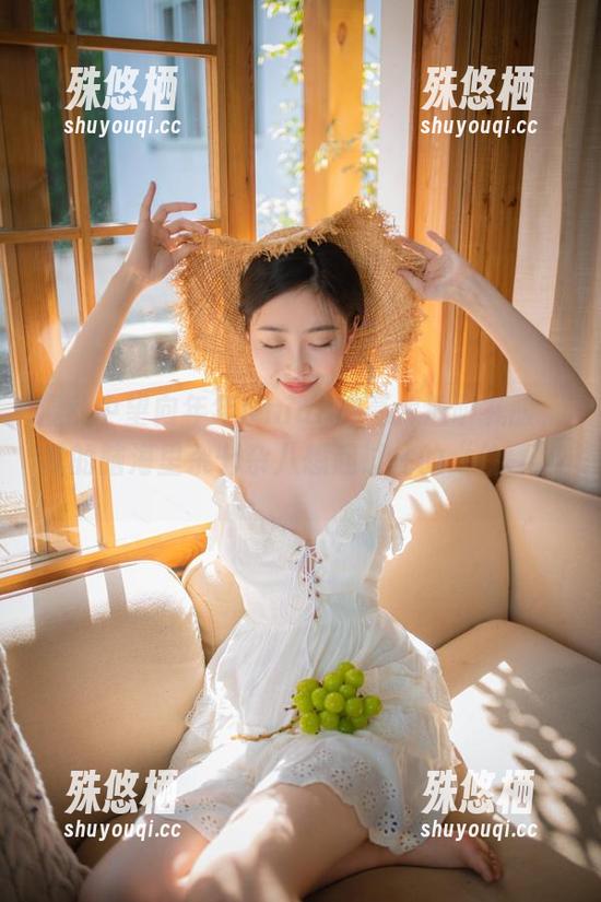 混乱中望向年年Nnian的亮片透明礼服，我的脑海里杂七杂八想起过往的“往事”。