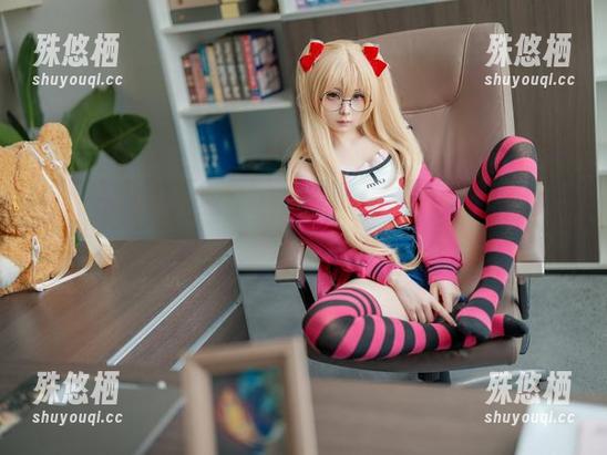 当幼水铃衣遇上秋月爱莉，cos成了一场梦游，照片里乱飞的枫叶在打招呼！