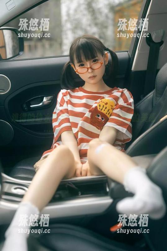 难得的幼水铃衣毛衣写真，这套图的美感……还是要细细品味。
