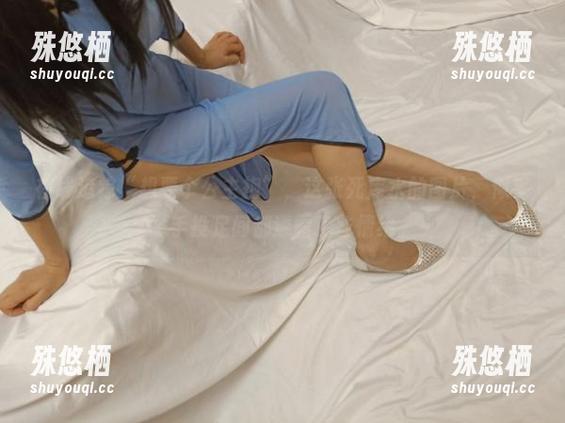在线追踪“想要个公主抱”，这张死库水的图片，似乎举手投足间都透露了些情绪。