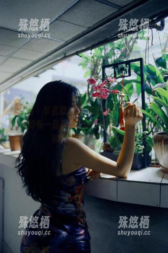 李嘉欣97 微密圈 - 李嘉欣97带来的连衣裙画风,图包中的每一张都像在说‘看我,我们来聊聊美丽的随性’!