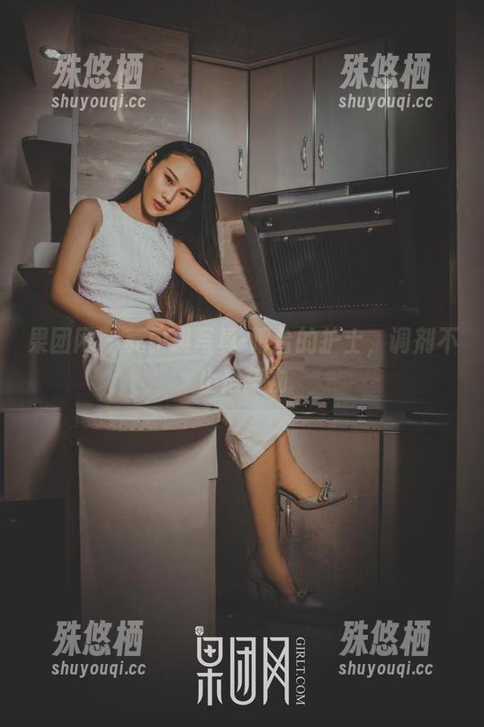 果团网-莫雅琪 果团网 - 莫雅琪写真-吧台的护士,调剂不止是药物