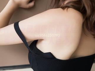 梦丝女神 – 发现刘诺的裤里丝：图包里的每个细节都让人目不转睛！