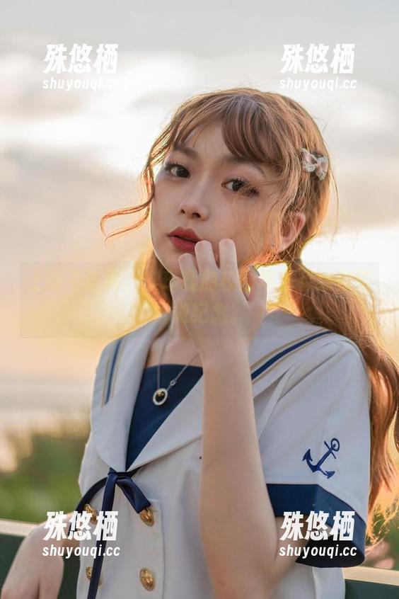 上课不认真，梨瑾瑾的校园写真留给你壁纸做纪念。