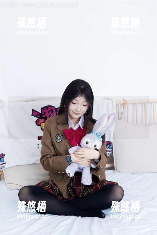 物恋传媒 - 资源是优雅的，小晴扮学姐看着这画面，似乎进入了一个狭小的时间隧道。