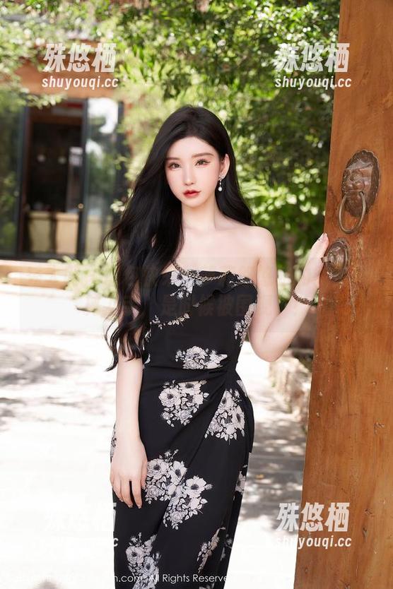 秀人网 - 图包快来！萝莉悠悠酱的镂空风剪刀手，是时候被围观了！