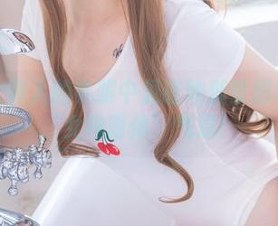 从羊大真人的礼服中见证她那份超现实的‘女神附体’气息！