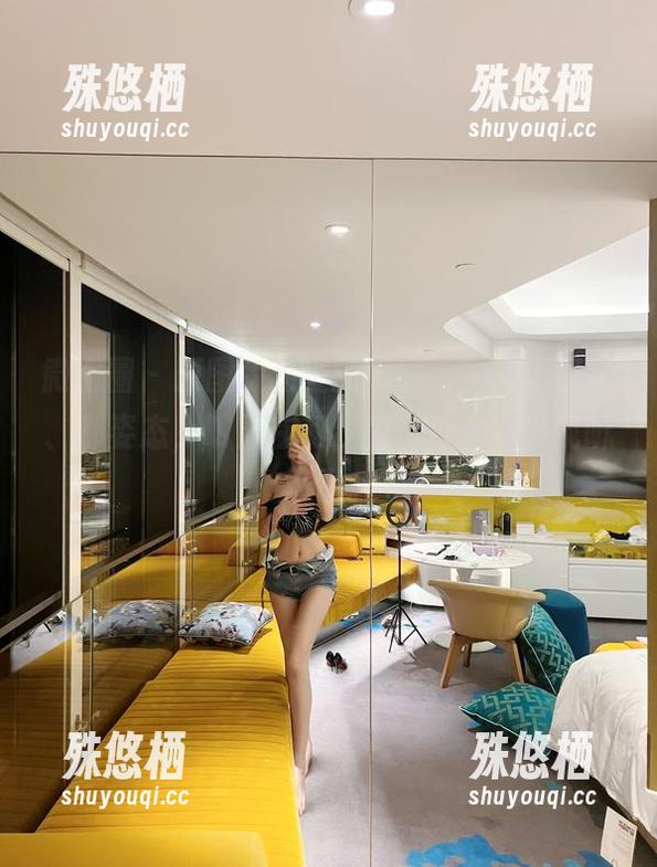 微密圈 - 原图版葛征的“剧情”，那目光、那姿态，明显在和我暗示什么，但我听不懂。