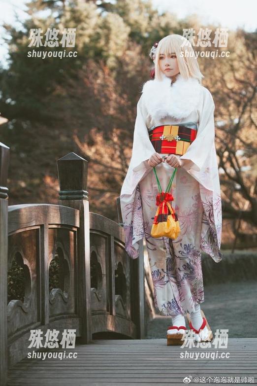 这个泡泡就是逊啦在赛车服里也能发光，最新写真更新，被这身材惊到！