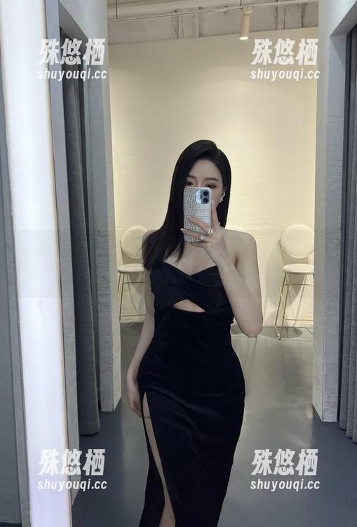 微密圈 - 图包里的金希儿美腿让人眼前一亮，偷换了光影的无圣光，更有韵味啊！
