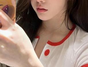 微密圈 – 喝着咖啡，看陈妮妮UNI的美足，网盘里的小确幸