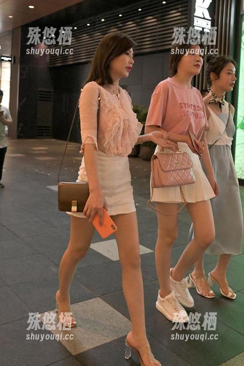 魔镜街拍 - 个性的OL：婷婷的私拍，灰裙透出一丝许久未见的大胆