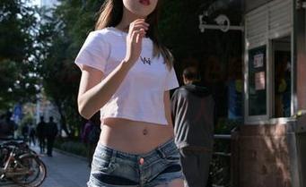 更新来了,魔镜街拍!白色短裙小姐姐原图如此撩人